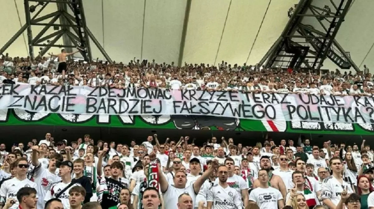 Rafałek kazał zdejmować krzyże, teraz udaje katolika