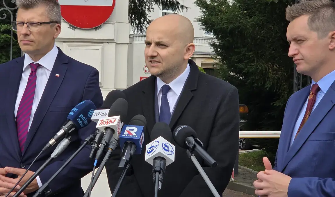 Dariusz Matecki (w środku) wyjaśnił, czym jest słynna aplikacja